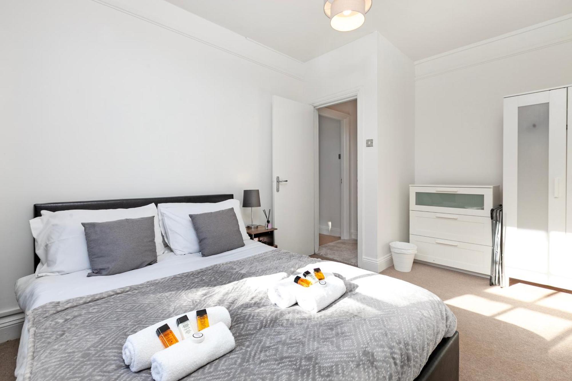 Beautiful 3 Bedroom Flat In Scott Ellis Gardens لندن المظهر الخارجي الصورة